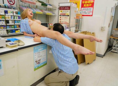 Anh chủ tiệm quyến rũ cô gái lần đầu biết yêu của nhân viên trong shop