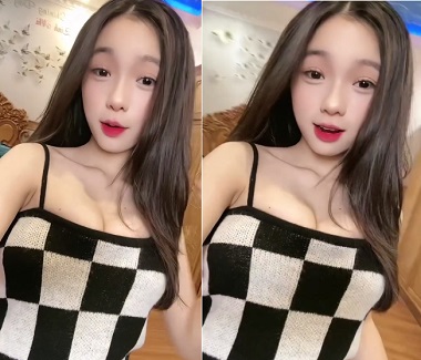 Chó con em váy ngắn đang ở trong phòng ngủ