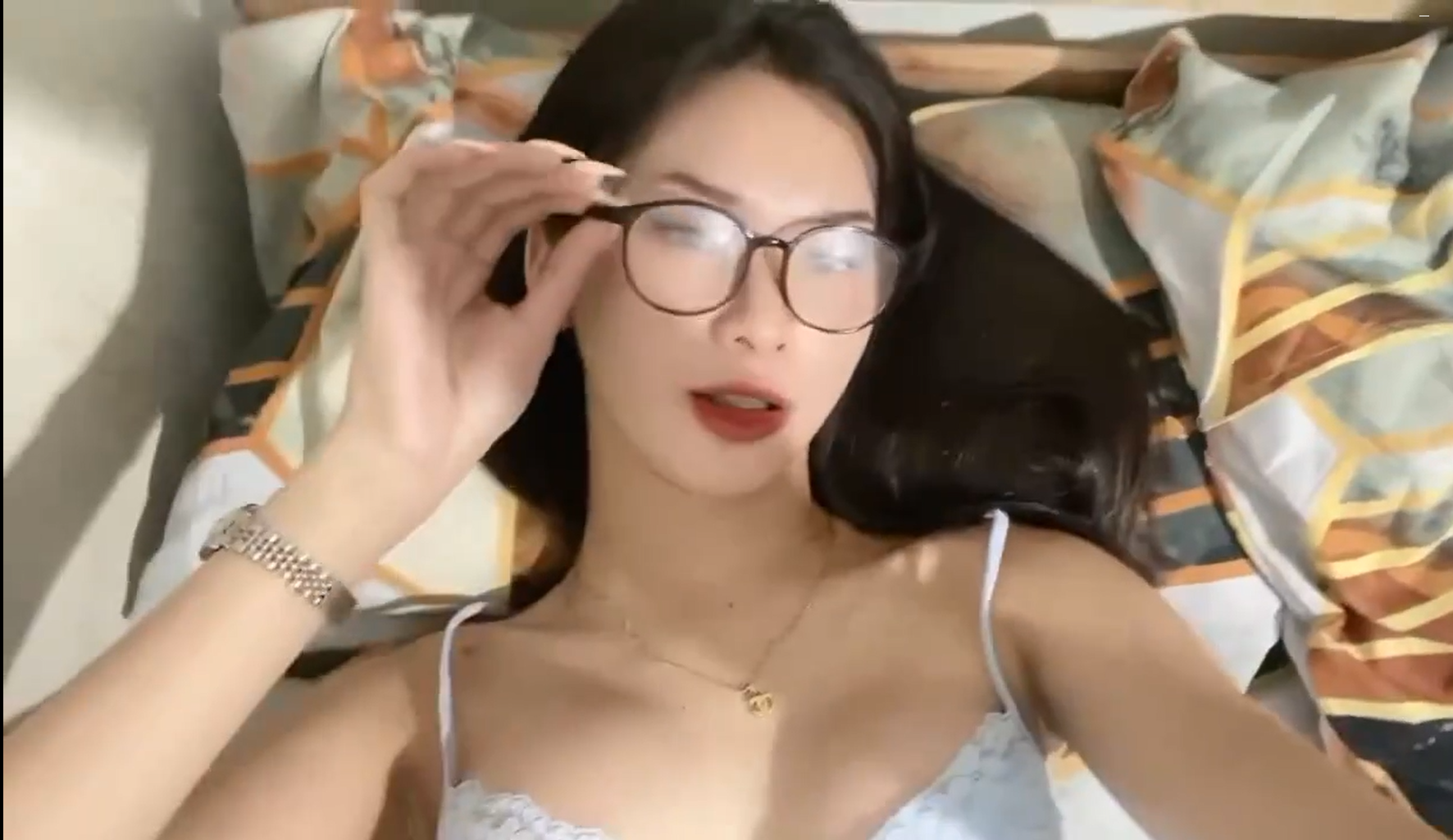 Clip nóng bỏng của cô nàng xinh đẹp tuyệt vời