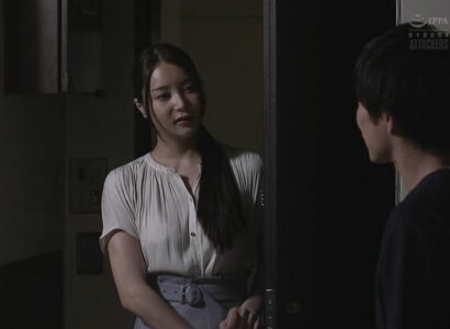 Cô hàng xóm gợi cảm thả thính làm cậu thanh niên không kiềm chế nổi