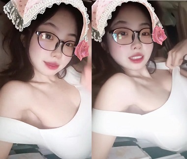 Được cô bạn thân xinh đẹp mời đến nhà làm tình